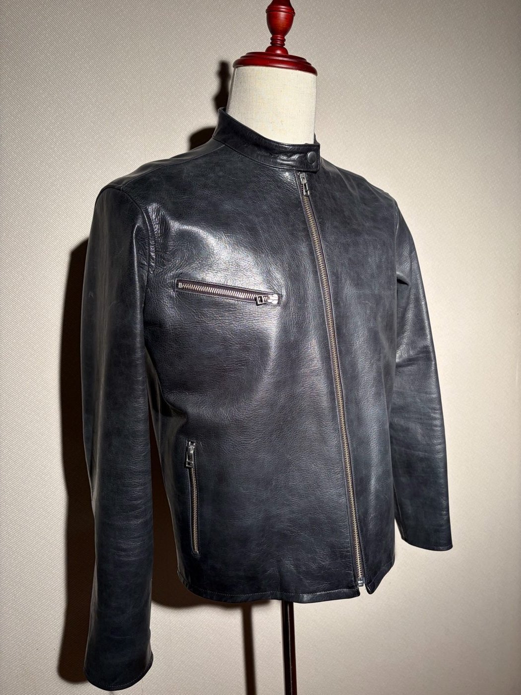 ブラックレザーのシングルライダースジャケット