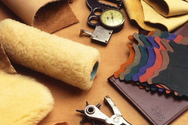 レザークラフトで使う革の種類や特徴 染色方法は 株式会社ごとう製革所